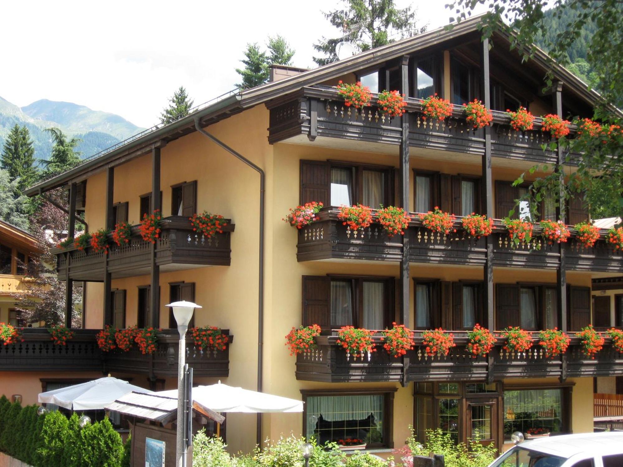 Hotel Binelli Pinzolo Buitenkant foto