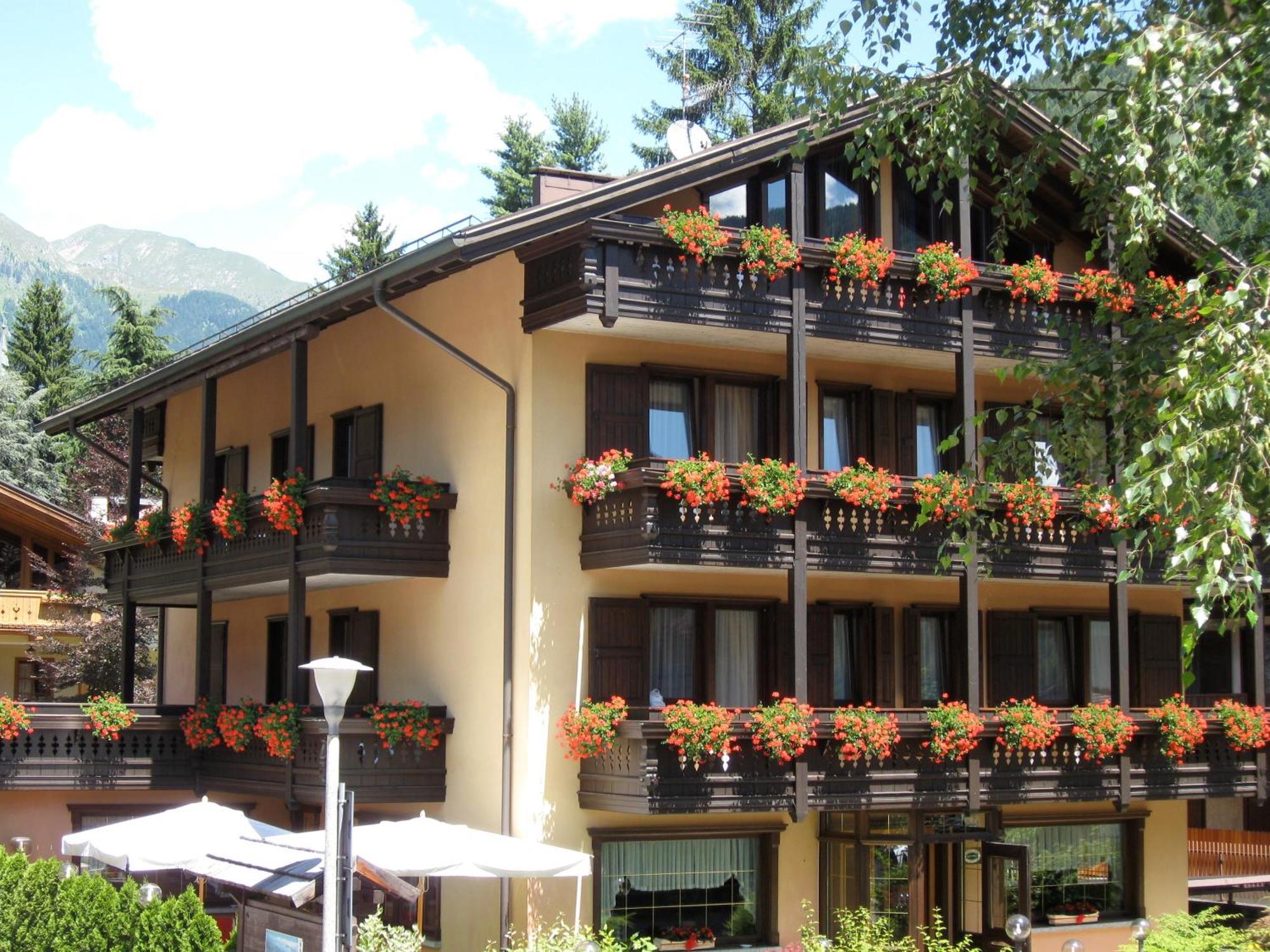 Hotel Binelli Pinzolo Buitenkant foto